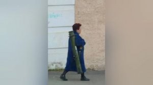 Пенсионерку с гранатомётом засняли на улице в свердловском Североуральске