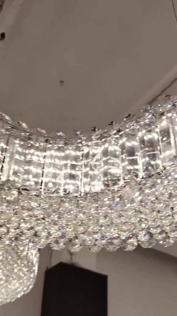 Роскошная люстра от Lustra Lighting.