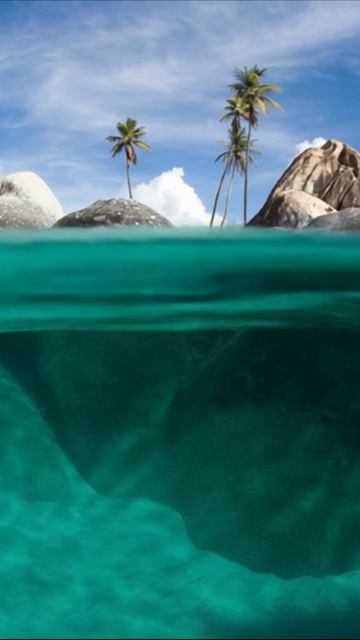 🌊 Купание в океане у тропического острова | Плеск волн, синее небо и русалки 🧜♀️ 🌴 ☁️
