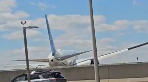 Boeing 767 при посадке задел фонарный столб и грузовик в США