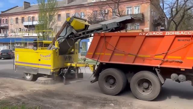 Техника Кузбасса помогает наводить порядок в Горловке смотреть онлайн