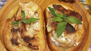 Гренки с запечёнными яблоками