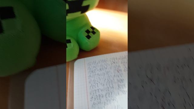 Крипер решает примеры на стр. 3 1 столбик