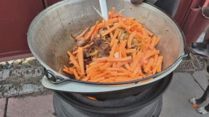 Свиной шашлык, маринованный тремя разными способами. Плов в казане на костре из говядины.