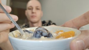 Мукбанг: овсяная каша с черносливом и тыквой, бутерброд, компот, печенье «Кременкульское».
