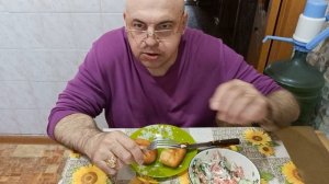 Мукбанг. Пирожки в ассортименте и салат. Великан в Чукотской тундре.
