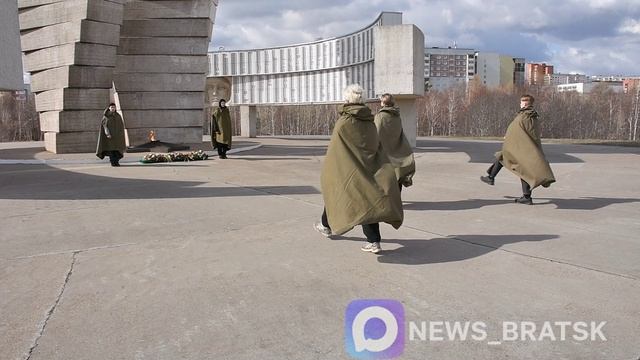 Школьники Братска заступили на вахту почётного караула у Мемориала Славы