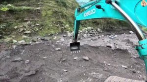 Строительство, экскаватор копает песок