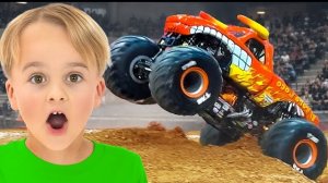 Дети играют с машинками и посещают шоу Monster Jam