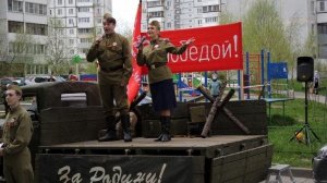 Парад во дворе стихи П. Виноградова, А. Михайлов ; музыка  А. Михайлов  ,  исп. В. Дробышева