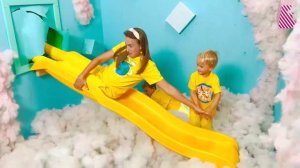 Крис катается на игрушечном спортивном мотоцикле и играет с друзьями