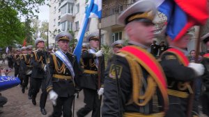 Проходят парады у домов ветеранов