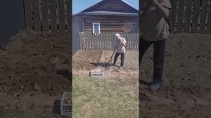 Марина Краюшкина и Вовка. Посадили картошку на участке.