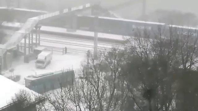 БЕЗУМНЫЕ СЛУЧАЕ НА ЛЕДЯНЫХ ДОРОГАХ, СНЯТЫХ НА КАМЕРУ