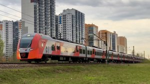 ЭС2Г 240 «Ласточка» сообщением Санкт-Петербург - Кузнечное, отправляется от станции Девяткино