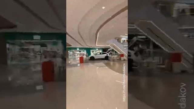 Как китайцы покупают автомобили. Чтобы посмотреть свежую модель, достаточно зайти в торговый центр