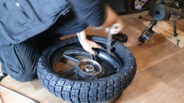 Bajaj Boxer BM150X. Меняю заднюю резину.16+ смотреть онлайн
