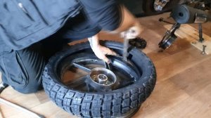 Bajaj Boxer BM150X. Меняю заднюю резину.16+