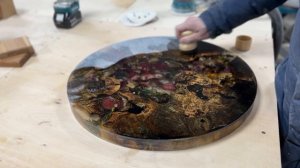 Покрытие маслом подстолья для журнального столика.
