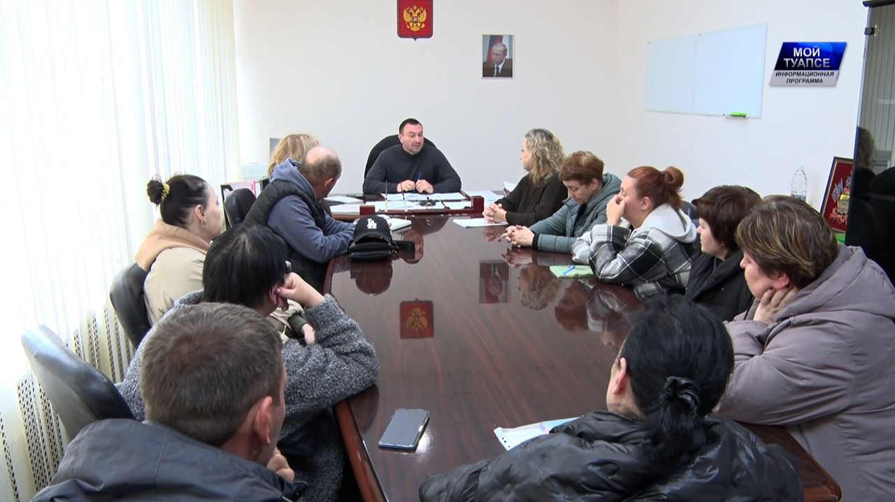 Туапсинцам, чьи дома и квартиры пострадали во время атак, оказывают всевозможную помощь