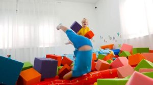 Крис и Алиса учатся украшать пряничный домик