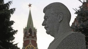 С трудом увидел бюст Сталина за стеной Мавзолея. А попасть туда можно только через Мавзолей
