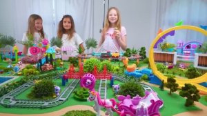 Настя построила город для игрушек