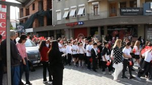 В этот день проходят школьные мероприятия, парады и официальные торжества.