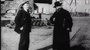 В.И. Ленин гуляет по территории Кремля, беседует с В.Д. Бонч-Бруевичем, 1918 год