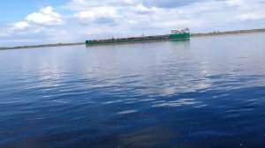 Танкер плывет по матушке Волге