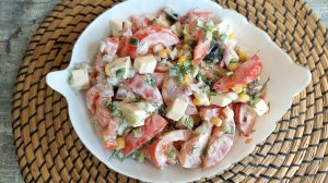 Салат из помидоров с оливками, кукурузой. Стоит немного обновить привычный рецепт.
