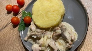 Мягкая свинина со сметанным соусом