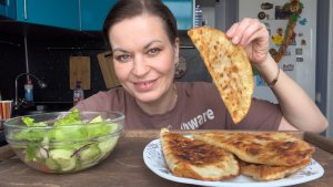 МУКБАНГ ЧЕБУРЕКИ И САЛАТ/MUKBANG ЕДА ОБЖОР