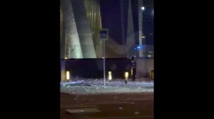 УДАР ПО МОСКВЕ. ДРОН ВСУ ПОПАЛ В НЕБОСКРЁБ НА Мосфильмовской улице в Москве....
