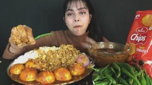 Индианка ест кала бхуна с яичным карри и чавалом. Мукбанг.🤤 залипательно