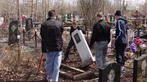 Ветераны СВО и волонтёры привели в порядок заброшенные могилы фронтовиков в Братске