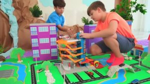 Рома с другом Играют в Машинки и Строят Город Matchbox