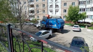 Работа мусоровоза во дворах моего города.