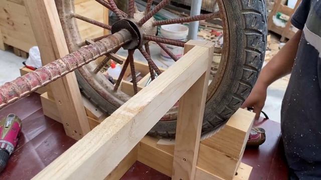 Используйте старые колеса и дерево  чтобы создавать неожиданные вещи