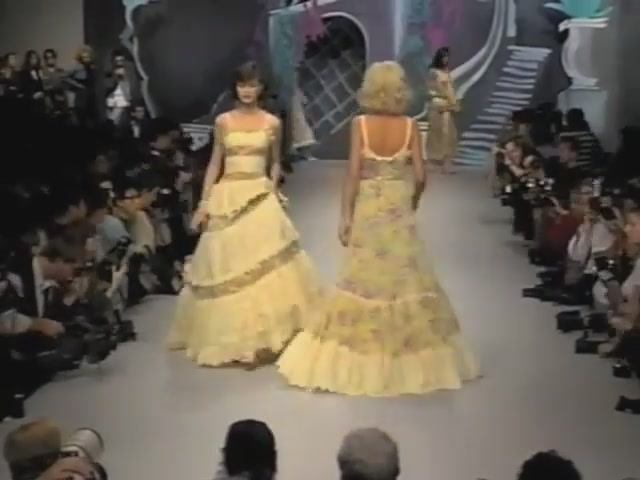 Показ женской коллекции Chloé весна-лето 1995. Часть 3.