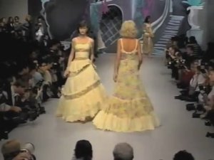 Показ женской коллекции Chloé весна-лето 1995. Часть 3.