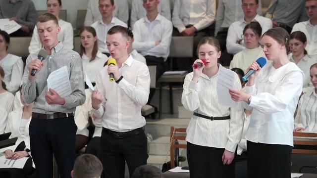 Взор поднимаю к лазурному небу..