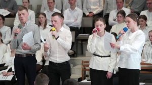 Взор поднимаю к лазурному небу..