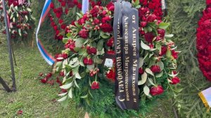 ТЕЛО ОТЦА ПЕРВОЙ ОБНАРУЖИЛА ЕГО МАЛЕНЬКАЯ ДОЧКА ... ПОДОШЛИ К МОГИЛЕ АЛЕКСЕЯ ПИМАНОВА И ЕГО МАМЫ …