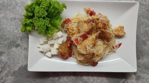 Курица с рисовой лапшой