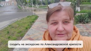 Погода не радует. Цветёт глициния. Розы набирают бутоны.