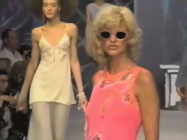 Показ женской коллекции Chloé весна-лето 1995. Часть 2.