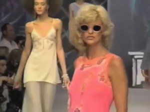 Показ женской коллекции Chloé весна-лето 1995. Часть 2.