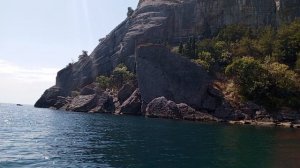 Вид на скалистое побережье поселка Новый Свет в Крыму