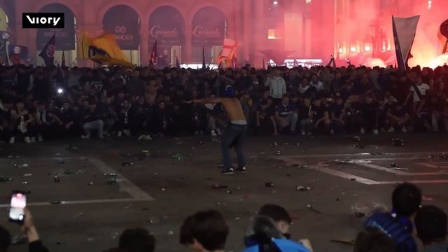 Болельщики празднуют победу «Интера» над «Пармой» со счетом 2-0 и завоевание титула чемпиона Серии А